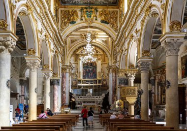 Matera, İtalya - 15 Eylül 2019: Matera Katedrali, Basilicata, İtalya 'nın iç kısımlarında resimler ve dekorasyonlar