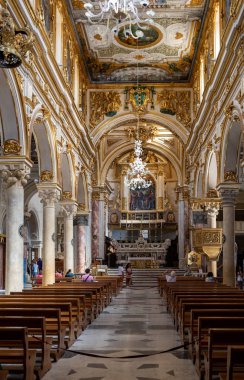 Matera, İtalya - 15 Eylül 2019: Matera Katedrali, Basilicata, İtalya 'nın iç kısımlarında resimler ve dekorasyonlar