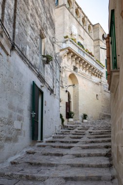 Matera, İtalya - 14 Eylül 2019: Sassi di Matera 'da Cobblestone Caddesi Matera şehrinin tarihi bir bölgesi. Basilicata. İtalya