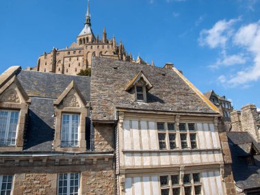 Fransa 'nın ünlü Mont Saint Michel adasındaki eski şehrin eski binaları.