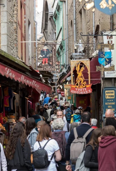 Mont Saint Michel Francja Września 2018 Tłum Turystów Grand Rue — Zdjęcie stockowe