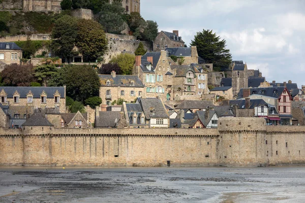 ミシェル 中世の要塞化された修道院 ノルマンディー フランスの干潮時は潮の島の村 — ストック写真