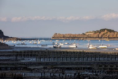 Cancale 'in ünlü istiridye üretim kasabası Brittany, Fransa' da sahilde karada kayıklar.,