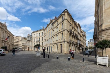 Bordeaux, Fransa - 9 Eylül 2018: Fransa'nın Bordeaux şehir merkezindeki bir sokakta ki l binalarının cephesi. Bu binalar Fransız mimarisinin tipik bir 