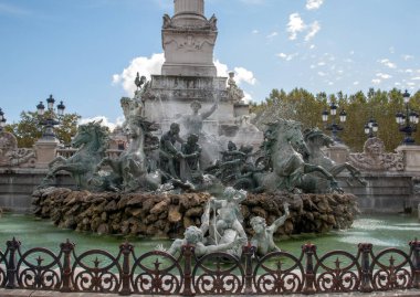 Bordeaux, Fransa - 9 Eylül 2018: Esplanade des Quinconces, Bordeaux 'daki Girondins Anıtı. Fransa