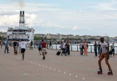 Bordeaux, Fransa - 9 Eylül 2018: Fransa 'nın Bordeaux kentindeki Quai Louis XVIII' te patenci akrobasi yapıyor.