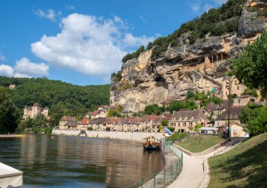 La Roque-Gageac, Dordogne, Fransa - 7 Eylül 2018: Dordogne nehri üzerindeki La Roque-Gageac manzaralı köy, Fransa
