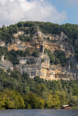 La Roque-Gageac, Dordogne, Fransa - 7 Eylül 2018: Fransa 'da La Roque-Gageac, Aquitaine, Fransa' da Dordogne nehrinde gabare olarak adlandırılan kano ve turist botu