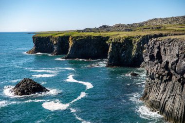Snaefellsnes, Batı İzlanda 'da Arnarstapi ve Hellnar arasındaki uçurumlar