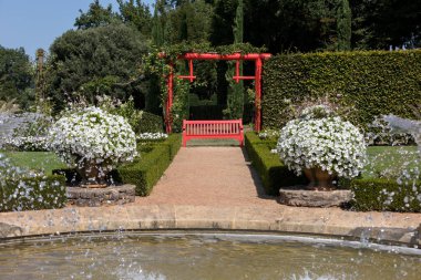 Dordogne 'daki Jardins du Manoir d Eyrignac' da beyaz bahçe. Fransa 