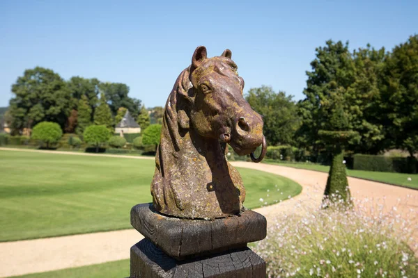 Tête Cheval Sculptée Dans Les Pittoresques Jardins Manoir Eyrignac Dordogne — Photo