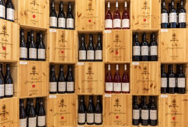 Alberobello, İtalya - 16 Eylül 2019: Alberobello, Puglia, İtalya 'da bulunan bir şarap dükkanının içi