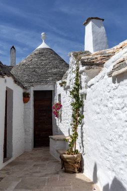 İtalya, Alberobello 'daki Trulli köyü. Yapım tarzı İtalya 'nın Apulia bölgesindeki Murge bölgesine özgüdür (İtalyan Puglia bölgesinde). Kireç taşı ve temel taştan yapılmış..