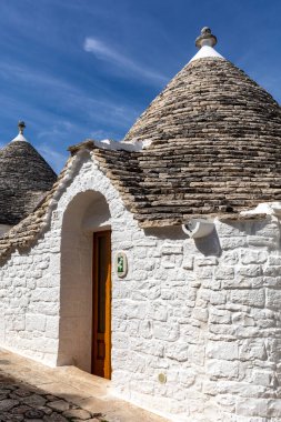 Alberobello, İtalya - 16 Eylül 2019: Trulli köyü Alberobello, İtalya. Yapım tarzı İtalya 'nın Apulia bölgesindeki Murge bölgesine özgüdür (İtalyan Puglia bölgesinde). Kireç taşı ve temel taştan yapılmış..