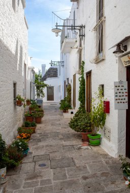 Alberobello, İtalya - 16 Eylül 2019: Trulli köyü Alberobello, İtalya. Yapım tarzı İtalya 'nın Apulia bölgesindeki Murge bölgesine özgüdür (İtalyan Puglia bölgesinde). Kireç taşı ve temel taştan yapılmış..