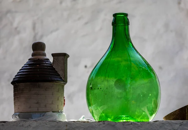 Alberobello Italia Settembre 2019 Bottiglia Vino Demijohn Caffè Nel Villaggio — Foto Stock