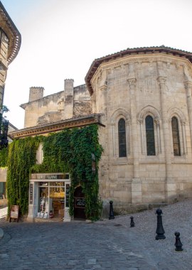 St. Emilion, Fransa - 11 Eylül 2018: St. Emilion, Fransa. St Emilion, Bordeaux 'nun başlıca kırmızı şarap bölgelerinden biridir ve çok popüler bir turizm merkezidir..