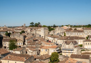 St. Emilion, Fransa - 8 Eylül 2018: St. Emilion, Fransa 'nın panoramik manzarası. St Emilion, Bordeaux 'nun başlıca kırmızı şarap bölgelerinden biridir ve çok popüler bir turizm merkezidir..