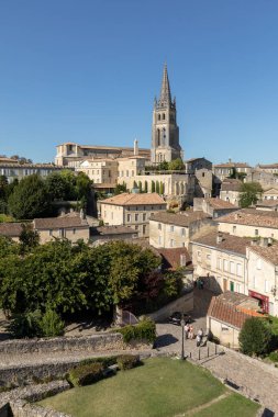 St. Emilion, Fransa - 8 Eylül 2018: St. Emilion, Fransa 'nın panoramik manzarası. St Emilion, Bordeaux 'nun başlıca kırmızı şarap bölgelerinden biridir ve çok popüler bir turizm merkezidir..