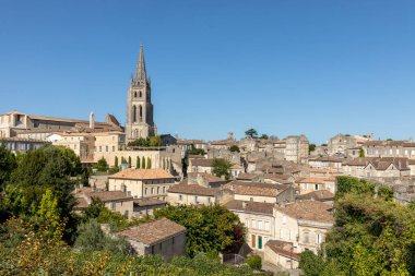 St. Emilion, Fransa - 8 Eylül 2018: St. Emilion, Fransa 'nın panoramik manzarası. St Emilion, Bordeaux 'nun başlıca kırmızı şarap bölgelerinden biridir ve çok popüler bir turizm merkezidir..