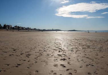 Fransa 'nın Brittany kentindeki ünlü Saint Malo tatil beldesinin ana plajı. 