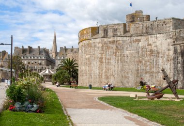 St. Malo, Fransa - 14 Eylül 2018: St. Malo 'nun Brittany, Fransa' daki şehir duvarları ve evleri 