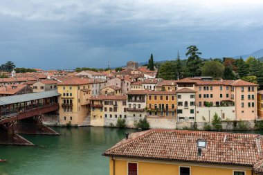 Bassano del Grappa, İtalya - 6 Eylül 2019: Ahşap kaplı köprü, veya Ponte degli Alpini, Brenta Nehri üzerinde, 1569 yılında mimar Andrea Palladio tarafından tasarlanmıştır.