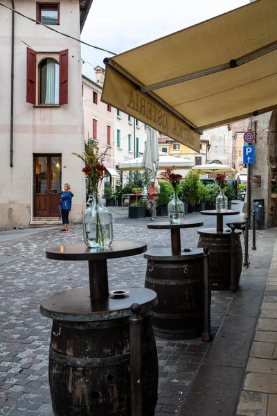 Bassano Del Grappa Italien September 2019 Typisk Gatuscen Med Cafébord — Stockfoto