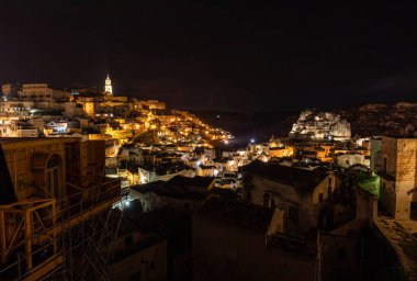Matera 'lı Sassi' nin gece manzarası. Eski mağara evleri ile tanınır. Basilicata. İtalya
