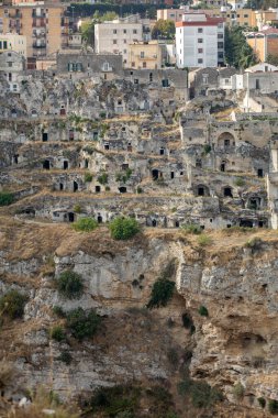 Sassi di Matera 'nın panoramik manzarası Matera şehrinin tarihi bir bölgesidir. Belvedere di Murgia Timone, Basilicata, İtalya' daki antik mağara evleri ile ünlüdür. 