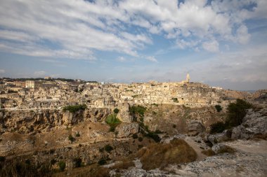 Sassi di Matera 'nın panoramik manzarası Matera şehrinin tarihi bir bölgesidir. Belvedere di Murgia Timone, Basilicata, İtalya' daki antik mağara evleri ile ünlüdür. 
