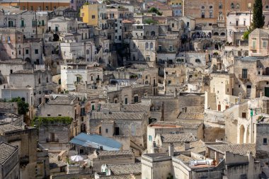 Sassi di Matera 'nın manzarası. Matera şehrinin tarihi bir bölgesidir. Eski mağara evleri ile ünlüdür. Basilicata. İtalya