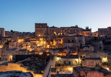 Matera 'lı Sassi' nin gece manzarası Matera şehrinde antik mağara evleriyle tanınan tarihi bir semt. Basilicata. İtalya