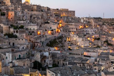 Sassi di Matera 'nın manzarası. Matera şehrinin tarihi bir bölgesidir. Eski mağara evleri ile ünlüdür. Basilicata. İtalya