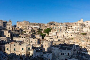 Sassi di Matera 'nın manzarası. Matera şehrinin tarihi bir bölgesidir. Eski mağara evleri ile ünlüdür. Basilicata. İtalya
