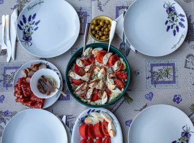 Terasta akşam yemeği için hazır. 