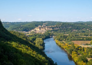  Ortaçağ Şatosu Beynac 'ı, Castelnaud' dan görünen Dordogne Nehri üzerindeki kireçtaşı uçurumunda yükseliyor. Fransa, Dordogne Bölümü, Beynac-et-Cazenac