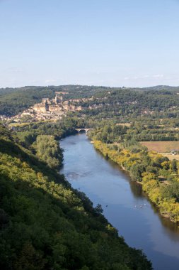  Ortaçağ Şatosu Beynac 'ı, Castelnaud' dan görünen Dordogne Nehri üzerindeki kireçtaşı uçurumunda yükseliyor. Fransa, Dordogne Bölümü, Beynac-et-Cazenac
