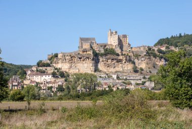  Dordogne Nehri 'nin üzerindeki kireçtaşı uçurumunda yükselen Ortaçağ Şatosu Beynac. Fransa, Dordogne Bölümü, Beynac-et-Cazenac