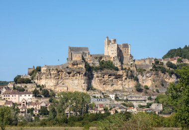  Dordogne Nehri 'nin üzerindeki kireçtaşı uçurumunda yükselen Ortaçağ Şatosu Beynac. Fransa, Dordogne Bölümü, Beynac-et-Cazenac