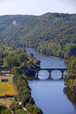 Beynac-et-Cazenac Kalesi, Aquitaine, Fransa 'dan Dordogne Nehri' nin manzarası