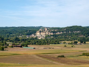  Dordogne Nehri 'nin üzerindeki kireçtaşı uçurumunda yükselen Ortaçağ Şatosu Beynac. Fransa, Dordogne Bölümü, Beynac-et-Cazenac