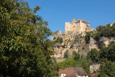  Dordogne Nehri 'nin üzerindeki kireçtaşı uçurumunda yükselen Ortaçağ Şatosu Beynac. Fransa, Dordogne Bölümü, Beynac-et-Cazenac
