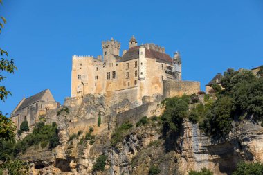  Dordogne Nehri 'nin üzerindeki kireçtaşı uçurumunda yükselen Ortaçağ Şatosu Beynac. Fransa, Dordogne Bölümü, Beynac-et-Cazenac