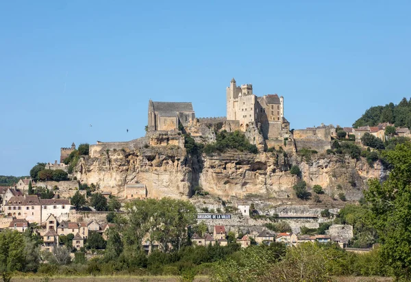 Det Medeltida Chateau Beynac Reser Sig Kalkstensklippa Ovanför Floden Dordogne — Stockfoto