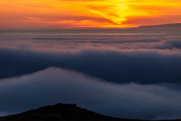 Zasněná Mlhavá Krajina Nad Mořem Mraků Hory Při Západu Slunce — Stock fotografie