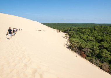 Pilat Kumulu; Fransa - 10 Eylül 2018: Avrupa 'nın en uzun kum tepesi olan Pilat Kumulunda yürüyen insanlar. La Teste-de-Buch; Arcachon Körfezi; Aquitaine; Fransa