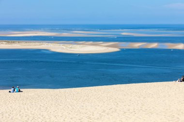 Pilat Kumulu, Fransa - 10 Eylül 2018: Avrupa 'nın en uzun kum tepesi olan Pilat Kumulundaki İnsanlar. La Teste-de-Buch, Arcachon Körfezi, Aquitaine, Fransa 