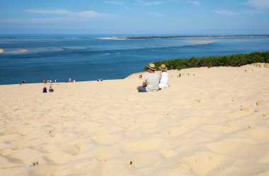 Pilat Kumulu, Fransa - 10 Eylül 2018: Avrupa 'nın en uzun kum tepesi olan Pilat Kumulundaki İnsanlar. La Teste-de-Buch, Arcachon Körfezi, Aquitaine, Fransa 