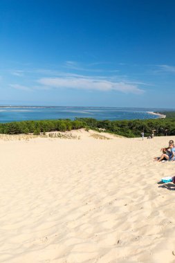 Pilat Kumulu, Fransa - 10 Eylül 2018: Avrupa 'nın en uzun kum tepesi olan Pilat Kumulundaki İnsanlar. La Teste-de-Buch, Arcachon Körfezi, Aquitaine, Fransa 
